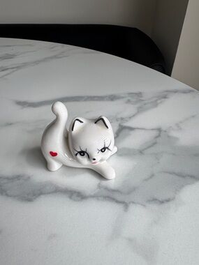 Vintage White Ceramic Cat Figurine with Red Heart - Decorative Pet Accent